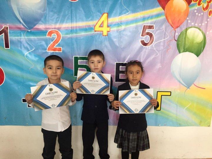 Tio.kz Республикалық қашақтық олимпиадасының 1 орын жеңімпаздары: Асабай Д. Икласов Д. Аманбек М. Сынып жетекшісі: Рыспаева Н.Р. 1"ә" сыныбы