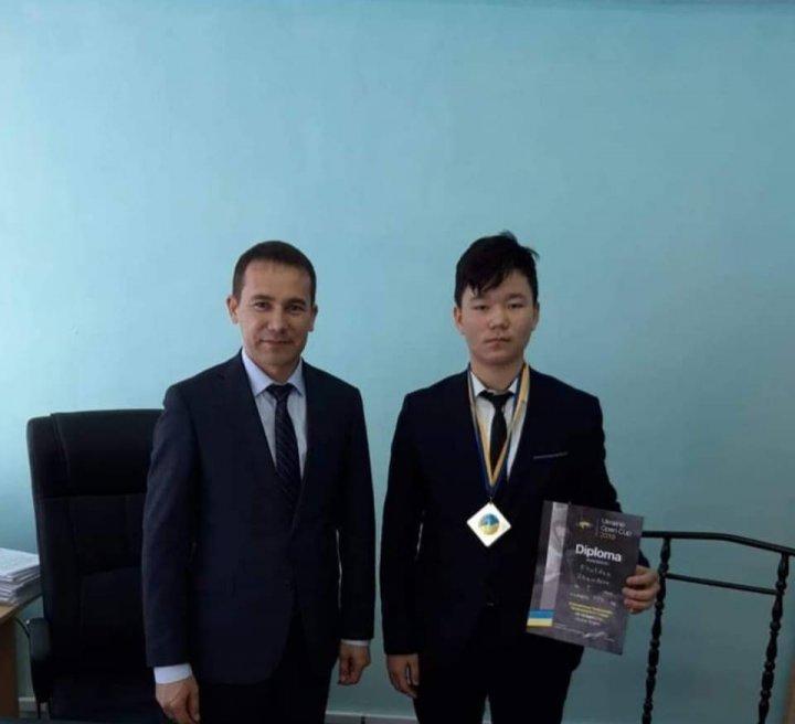 Төле би атындағы 8 гимназия оқушысы Жолдас Жантөре таэквондодан Украинада өткен әлем чемипонатында 1 орын иеленіп алтыннан алқа тақты. Құттықтаймыз!!!