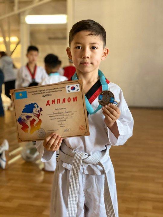 Taekwondo 2 "б" сынып оқушысы Қанатбеков Ерқанат ІІІ орын иегері