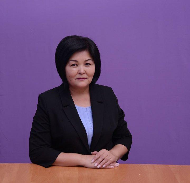 "АБЫРОЙЛЫ ҰСТАЗ" айдарының кейіпкері ағылшын тілінің жоғары санатты педагогы Тұңғышбаева Ләззат Туғанбайқызы. Педагог-зерттеуші.