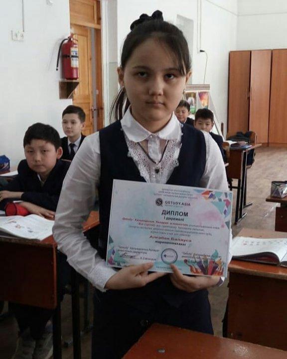 Qstudy" Халықаралық Ақпарат агенттігінің ұйымдастыруымен өткен "Жас суретші" жас суретшілер байқауының жеңімпаздары