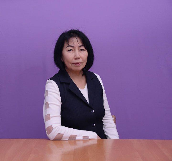 "АБЫРОЙЛЫ ҰСТАЗ" айдарының кейіпкері жоғары санатты бастауыш сынып пәнінің педагогы Нұраханова Маржан Аманқызы. Педагог-зерттеуші.