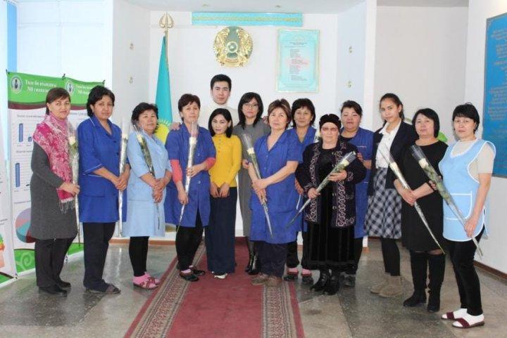 Гимназия шәкірттері кіші қызметкерлерді 8 наурыз халықаралық әйелдер күні мерекесімен құттықтап, құрмет көрсетті.