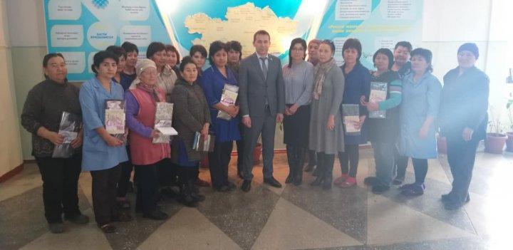 Гимназия директоры Ә. Әзімбай гимназияның кіші қызметкерлерін қабылдап, 8 наурыз Халықаралық әйелдер күні мерекесімен құттықтап, сый-сыйапат жасады.