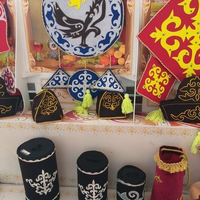 "Қазақтың ұлттық бұйымдары " атты  тақырыбында білім алушылардың шығармашылық қолөнер көрмесі