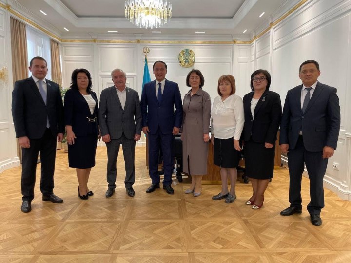 Гимназия директоры Ә.Әзімбайды Жамбыл облысының облыс әкімі Е.Қарашөкеев қабылдады